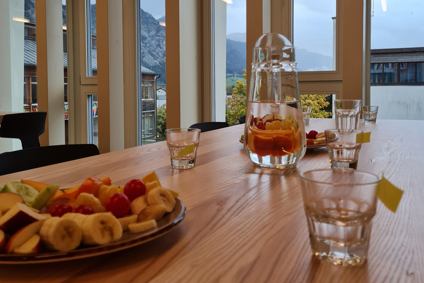 Tisch mit Wassergläsern und Früchteplatte
